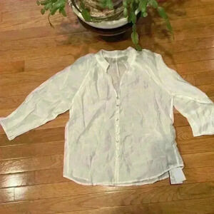 White 3/4 sleeve blouse with shell button detail